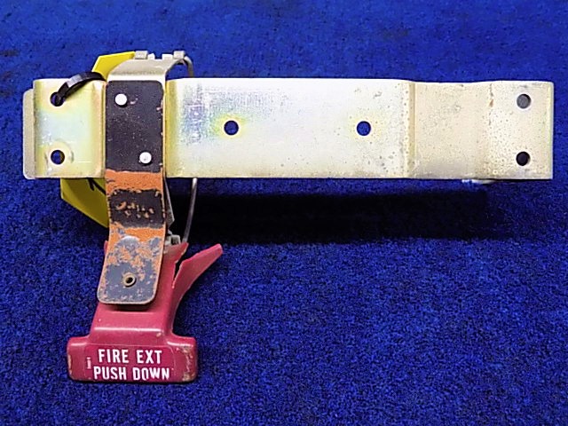 NPN Piper - BRACKET ASSEMBLY - Fire extinguisher